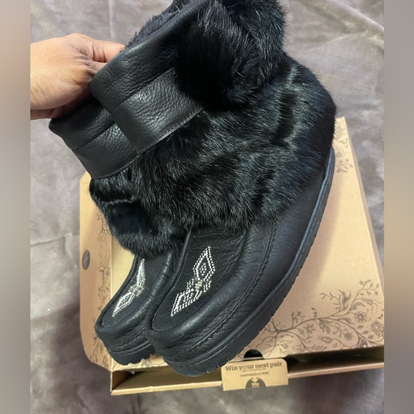 Manitobah Mukluks Annie Bell Short Snowy Owl Grain Mukluk - Picture 6 of 12